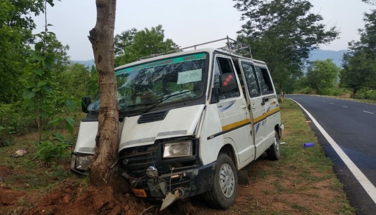 15 migrant workers injured after minivan rams into tree