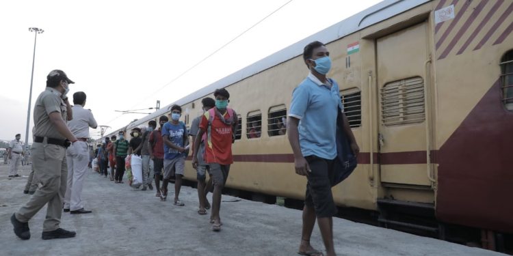 593 Odia migrant workers from Kerala reach Khordha Road station