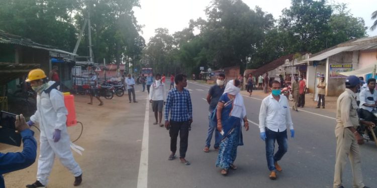 Bus with Surat returnees stop in Keonjhar district, sarpanch orders 24-hour shutdown of market complex