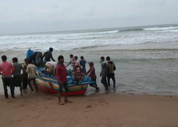 Cramped in small boat, 16 fishermen return Odisha from Andhra Pradesh