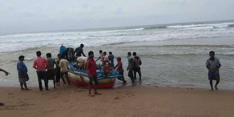 Cramped in small boat, 16 fishermen return Odisha from Andhra Pradesh