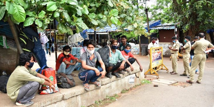 File photo of migrants from Uttar Pradesh reaching near Satsang Vihar in Bhubaneswar