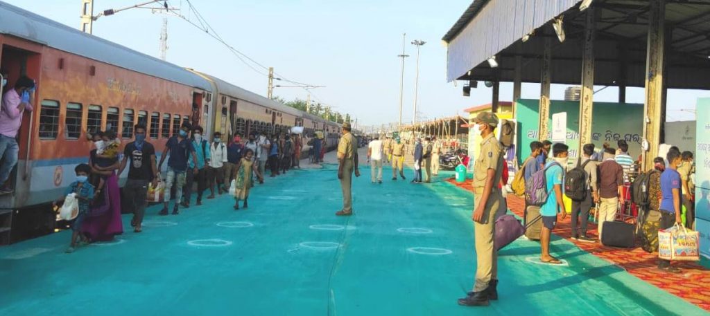 4,664 migrant workers