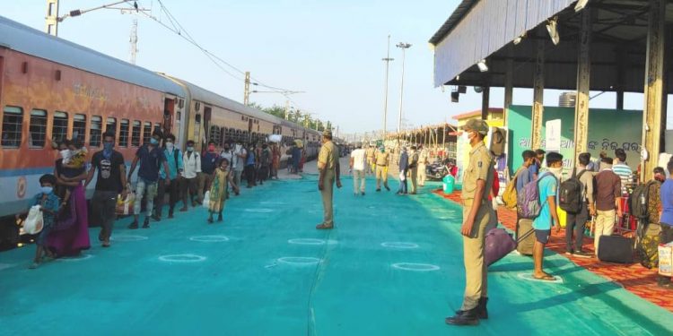 4,664 migrant workers