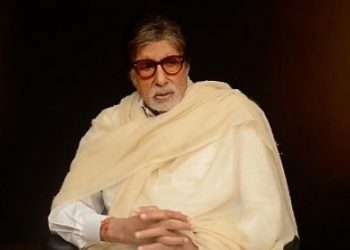 Amitabh Bachchan appreciates workers on Sunday duty outside his bungalow