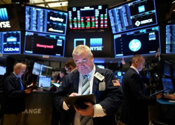 US stocks end higher as tech shares lead