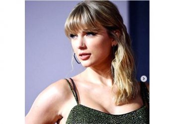 Taylor Swift is 'totally fine' after fans notice her hand
