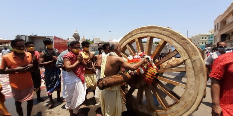‘Chakadera’ ritual performed at Puri Ratha Khala