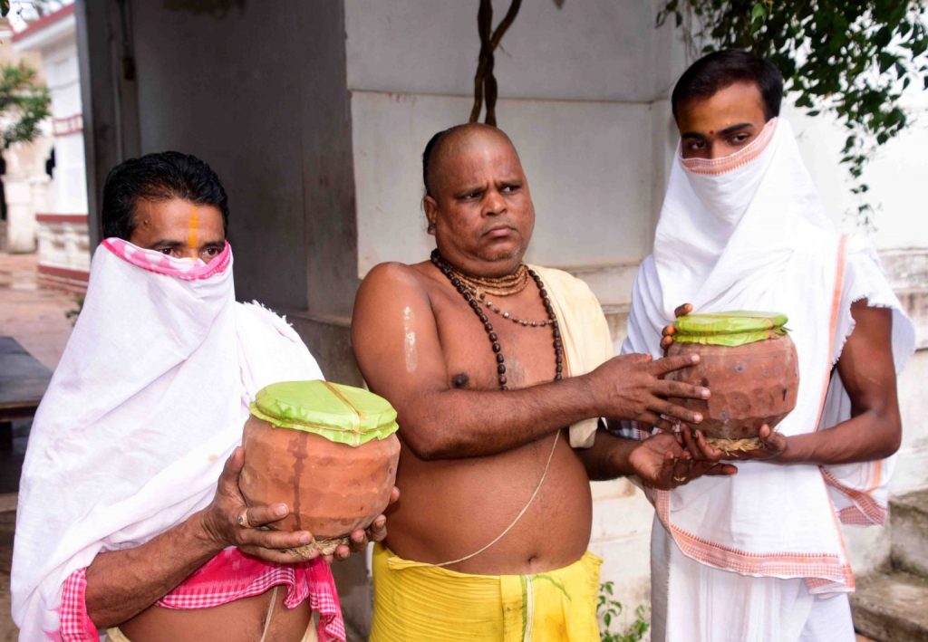 ‘Phuluri tela’ treatment of Puri Trinity begins
