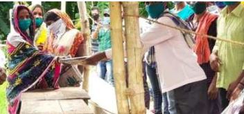 Overwhelmed by their service, migrant returnees present sarees to cooks of a quarantine centre in Ganjam