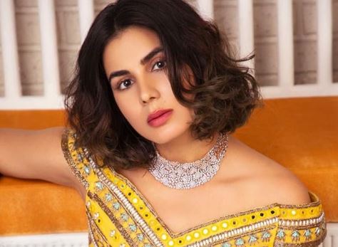 Actress Kirti Kulhari reaches 1 million followers on Instagarm