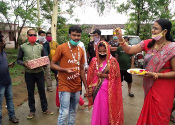 Love knows no hindrances Couple ties nuptial knot inside Kalahandi quarantine centre  