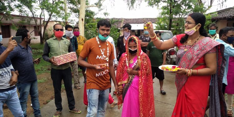 Love knows no hindrances Couple ties nuptial knot inside Kalahandi quarantine centre  