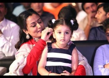 Namrata Shirodkar with daughter Sitara. Pic courtesy: YouTube