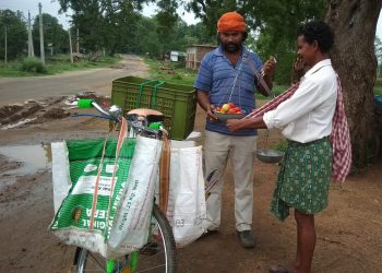 Professional drummer forced to sell vegetables thanks to COVID-19 pandemic