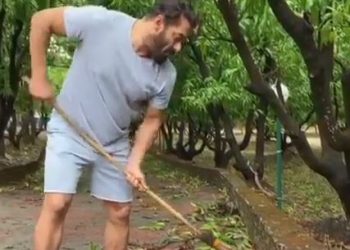 Watch: Salman Khan cleans up his Panvel farmhouse to mark Environment Day