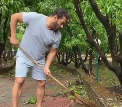 Watch: Salman Khan cleans up his Panvel farmhouse to mark Environment Day