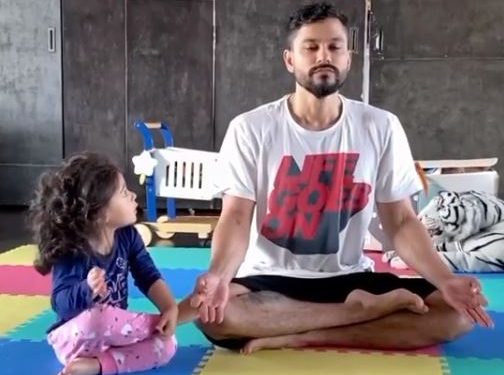 Actor Kunal kemmu gives yoga tips to his little daughter; watch video