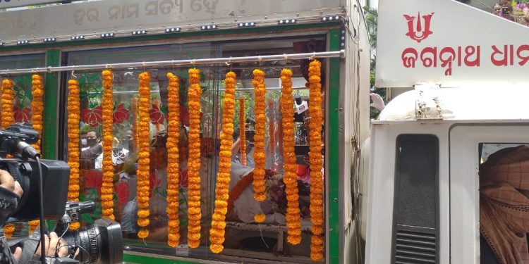 Body of veteran actor Bijay Mohanty arrives at his residence