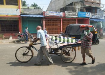 Body carried on a rickshaw as kin stay away from cremation