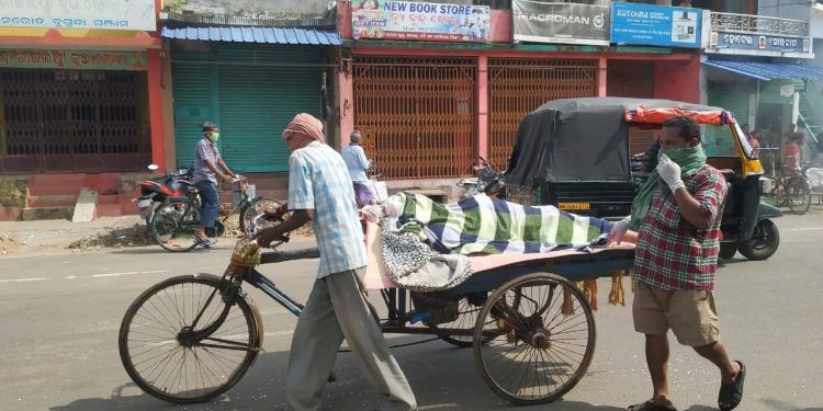 Body carried on a rickshaw as kin stay away from cremation