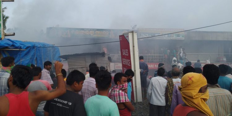 Clothes, sarees worth lakhs gutted as fire breaks out at saree centre in Bhadrak