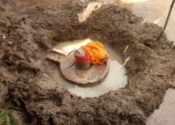 Holy Shravan month Shiv ling found in Puri farmland, villagers offer prayers