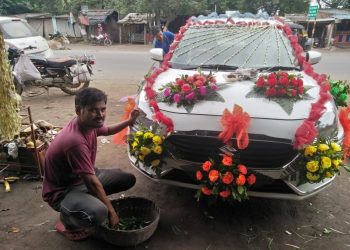 Paper flowers save Angul florists during COVID-19 times