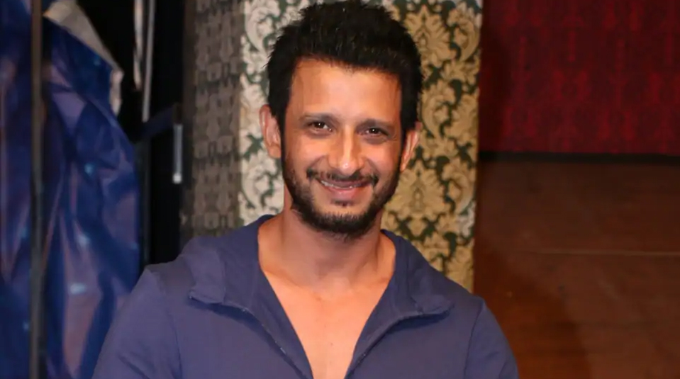 Once Sharman Joshi posted his class picture which had Divya Bharti too. But  Divya was born in 1974 and Sharman in 1979. So how can they be in the same  class? : r/BollyBlindsNGossip