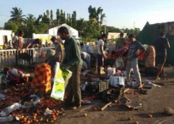 Ganjam residents give social distancing a toss as tomato laden truck overturns