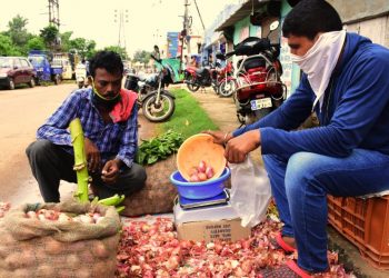 Lockdown tales: One more actor turns roadside vendor to make ends meet