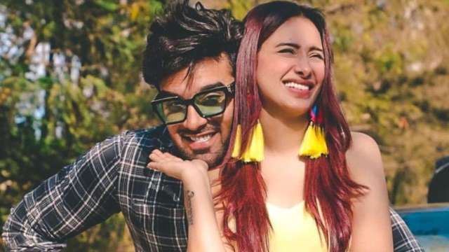 Mahira Sharma and Paras Chhabra try to give 'Bigg Boss' feel to their new music video
