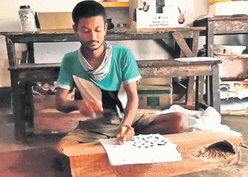 Pandemic hits puja tableau artisans hard in Odisha 