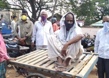 Shocking! 75 year old retired teacher carried on a trolley rickshaw to bank for pension withdrawal