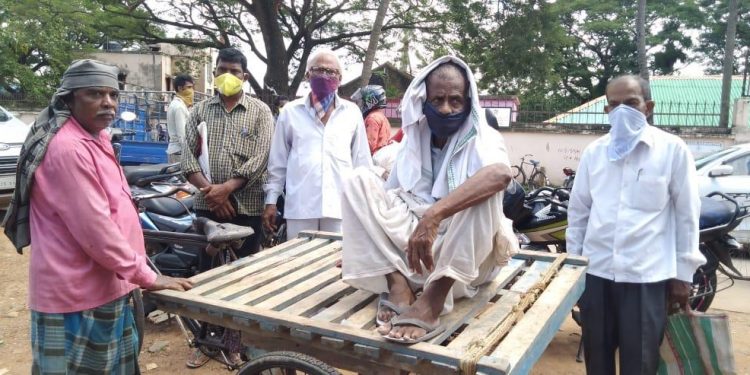 Shocking! 75 year old retired teacher carried on a trolley rickshaw to bank for pension withdrawal