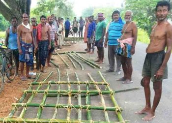 Village farmers in Odisha don engineers’ hats, repair sluice gate of 20 yr old check dam