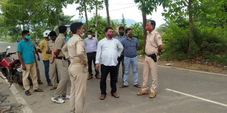 4 detained for scuffling with tehsildar during farmers’ protest 