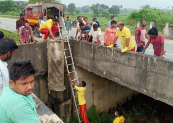 4 seriously injured as vegetable-laden van collides with bridge divider in Bargarh