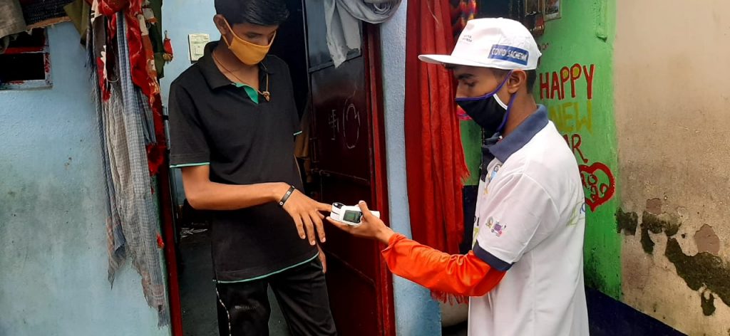 A ‘COVID Sachetak’ spreading awareness on novel coronavirus at a slum in Bhubaneswar (Photo courtesy: @bmcbbsr)