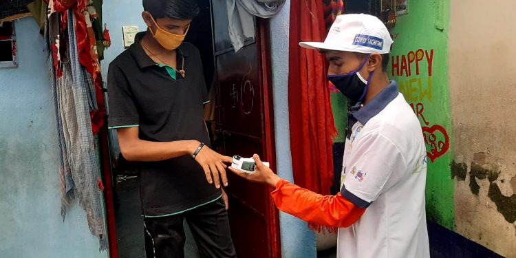 A ‘COVID Sachetak’ spreading awareness on novel coronavirus at a slum in Bhubaneswar (Photo courtesy: @bmcbbsr)