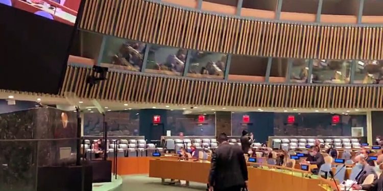Indian delegate walks out of UNGA protesting Imran's diatribe