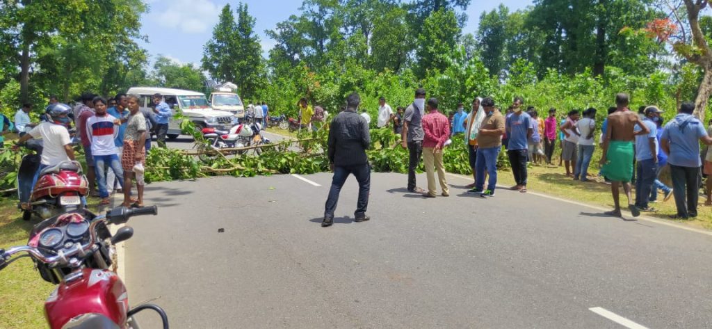 Man killed as police vehicle hits motorcycle in Malkangiri; irked locals stage road blockade 