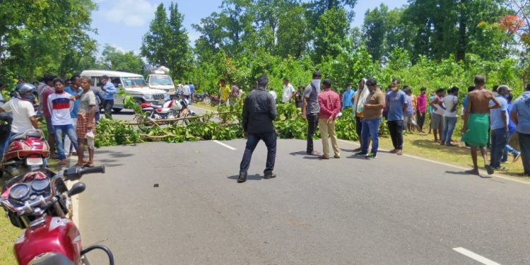 Man killed as police vehicle hits motorcycle in Malkangiri; irked locals stage road blockade 