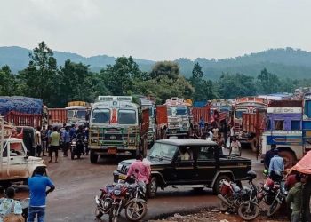 Mineral-laden trucks create traffic chaos on NH-49