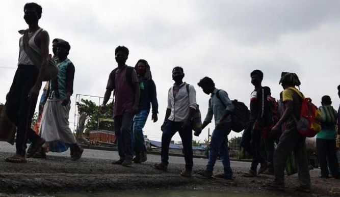 Migrants pack up return bags  