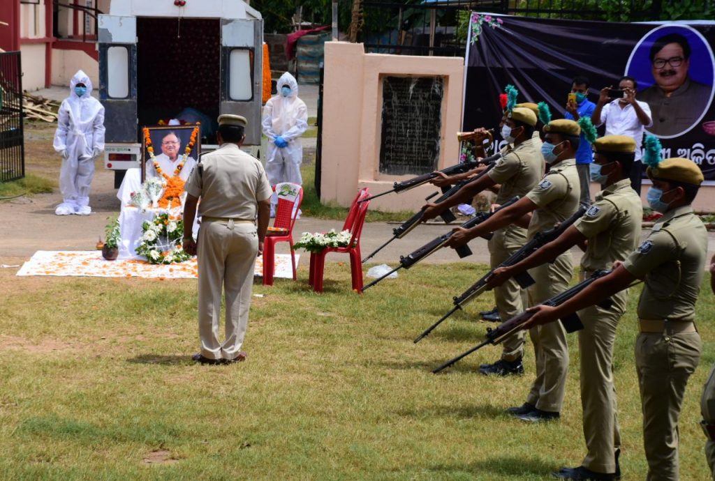 Veteran actor Ajit Das cremated with full state honours