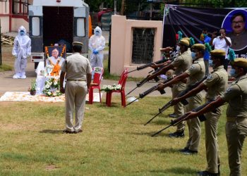 Veteran actor Ajit Das cremated with full state honours