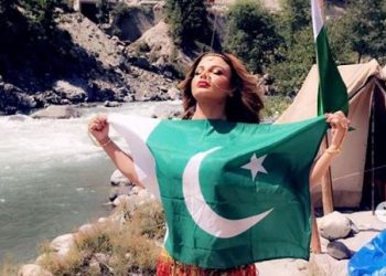 Pic of Rakhi Sawant posing with Pakistan Flag goes viral