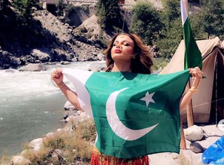 Pic of Rakhi Sawant posing with Pakistan Flag goes viral