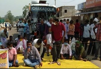 Agitating Agitating farmers detain Bolangir MP’s vehicle for crop insurance payment detain Bolangir MP’s vehicle demanding quick payment of crop insurance dues